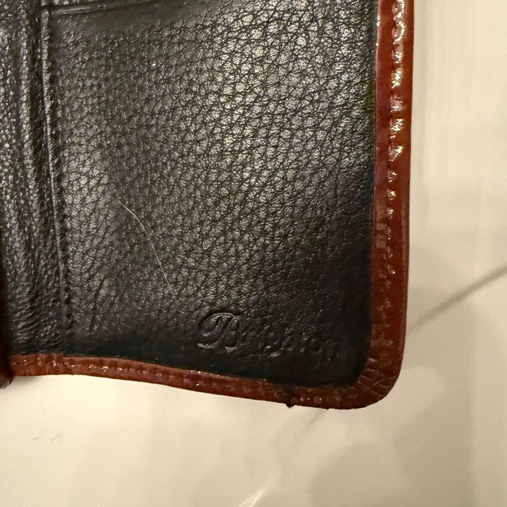 Brighton Shiny patent leather Brown Wristlet with Silver Emblem - Picture 4 of 6